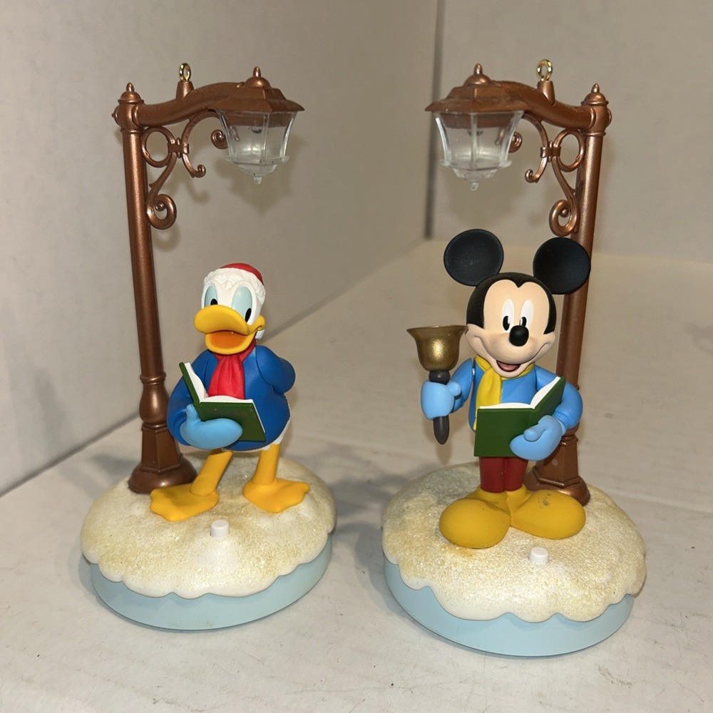 Hallmark Ornament 2018 Merry Mickey Donald Disney Christmas Carolers Storyteller